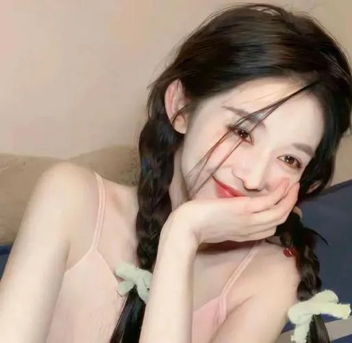 空房间里的女人